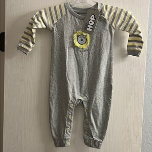Gray and Yellow Lion Footie